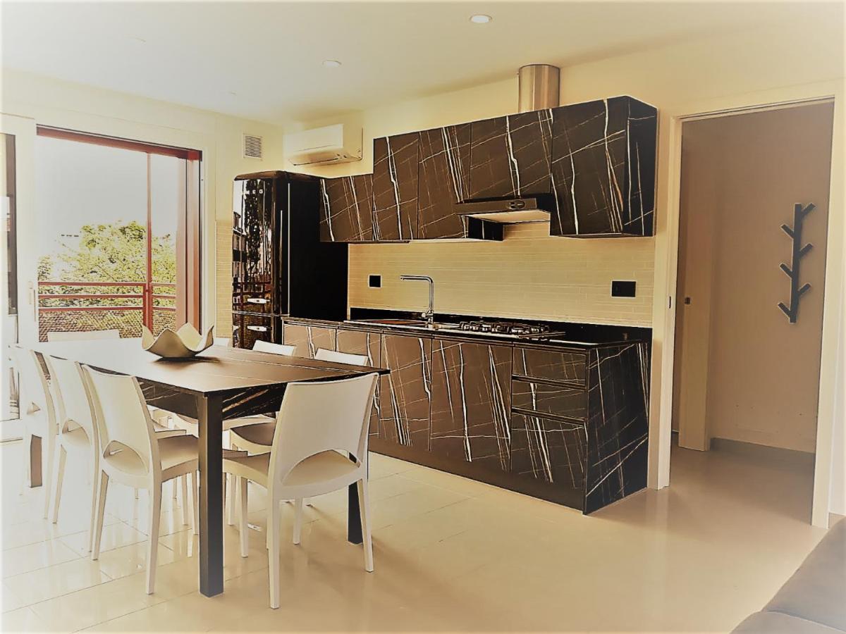 Villa Cisa Con Yacuzzi ลินญาโน ซับเบียโดโร ภายนอก รูปภาพ